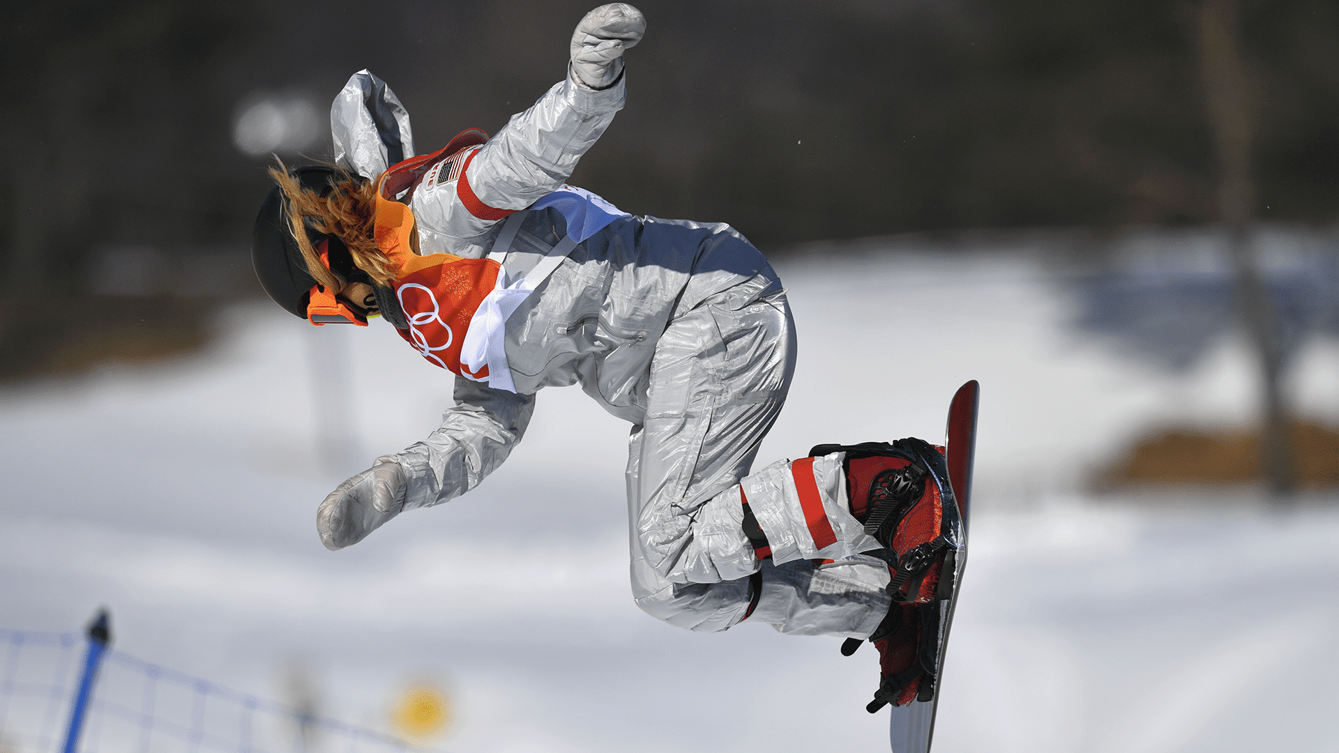Chloe Kim doing in an aerial trick during a snowboarding competition